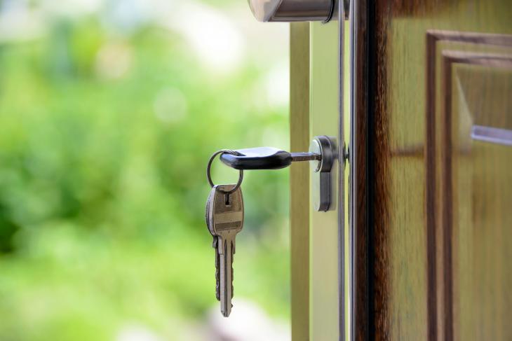 A Thai house book, known as a Tabien Baan (ทะเบียนบ้าน) in Thai, is an important official document issued by the local government. Here's a breakdown of what it is, why it matters, and the different types